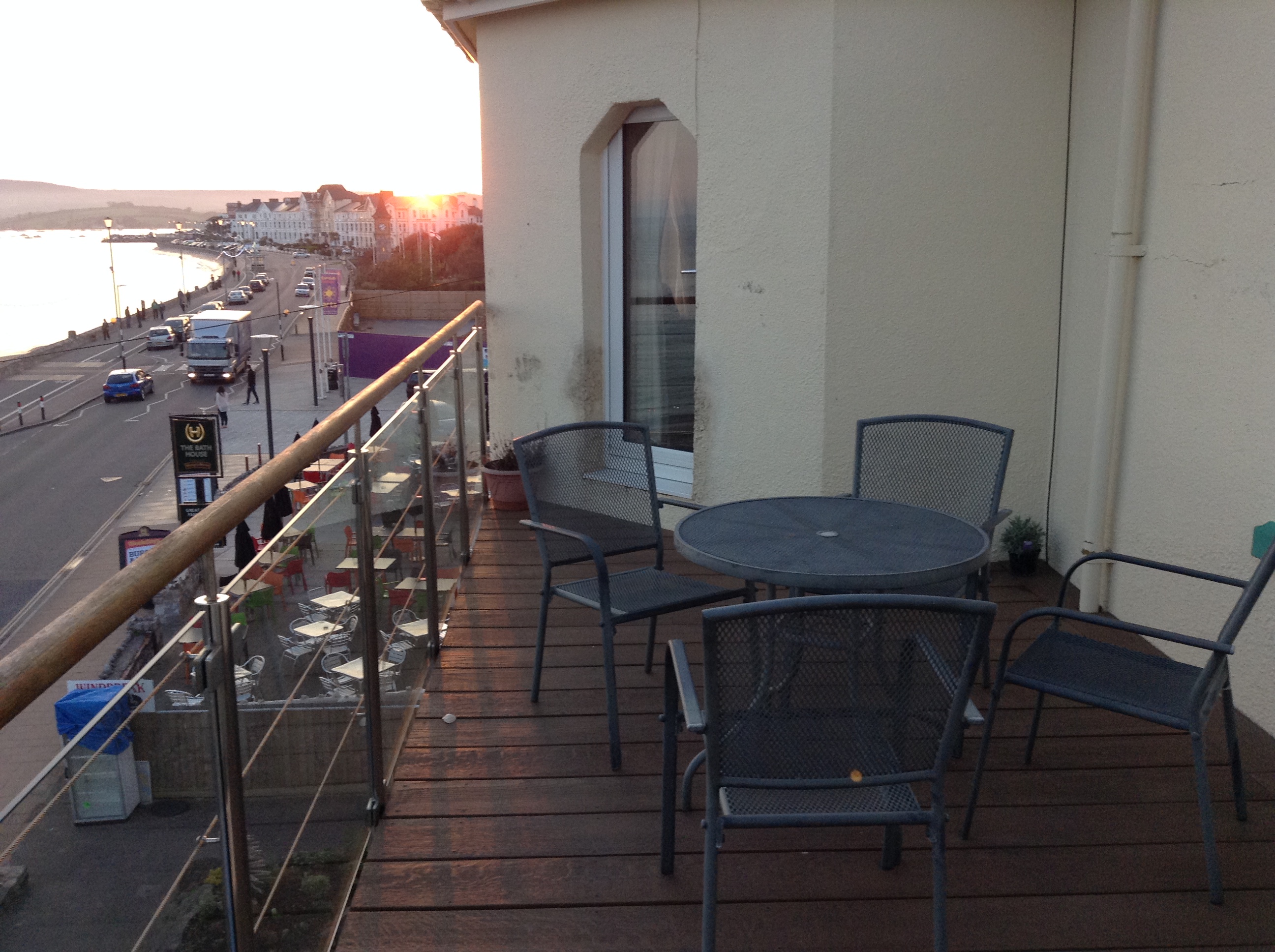 Sunset on the balcony, 4 CV
